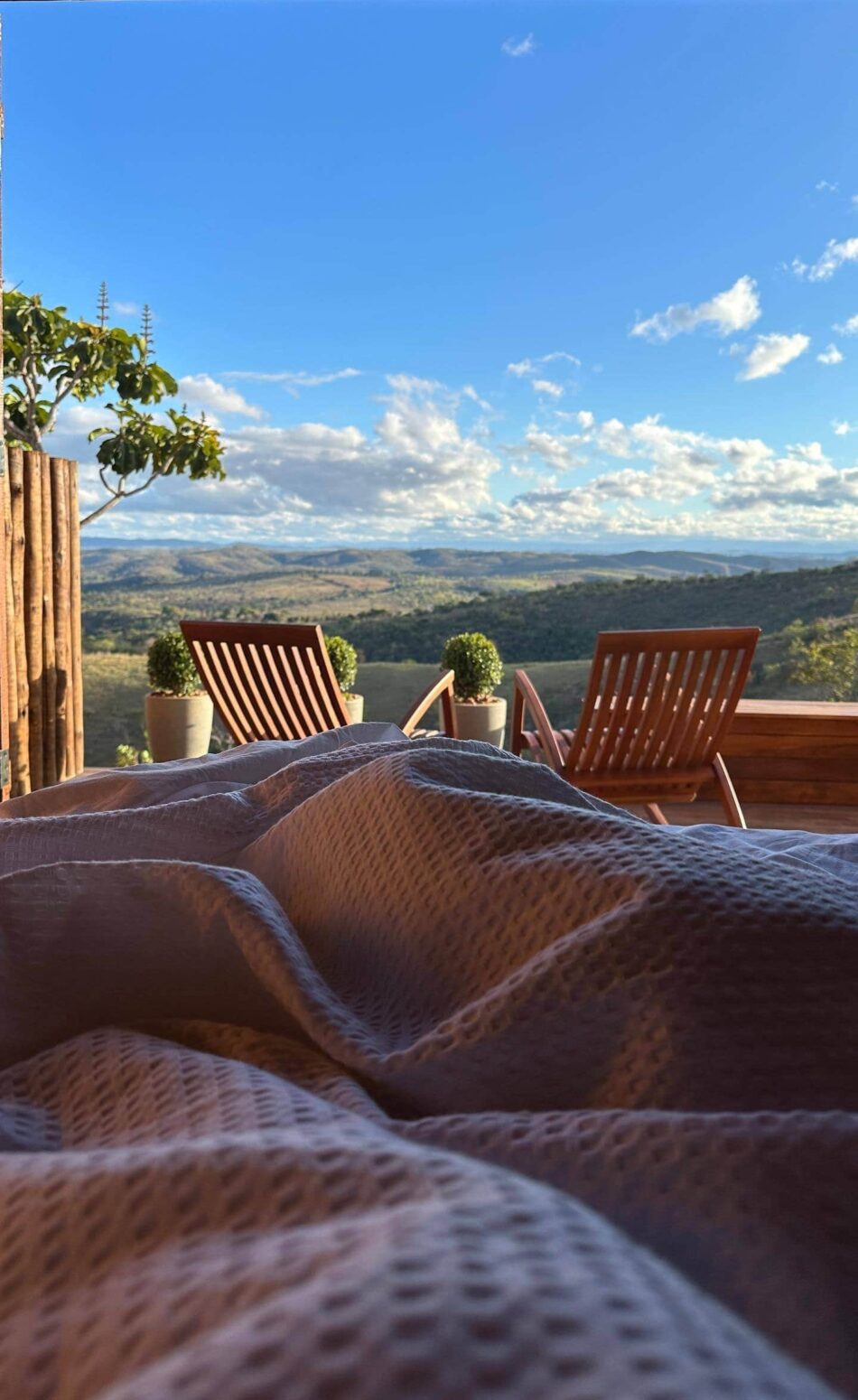 Linda vista das montanhas a partir da cama
