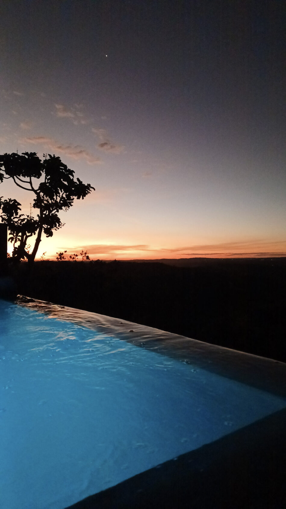 Vista noturna da piscina